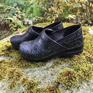 Black tooled Dansko clogs